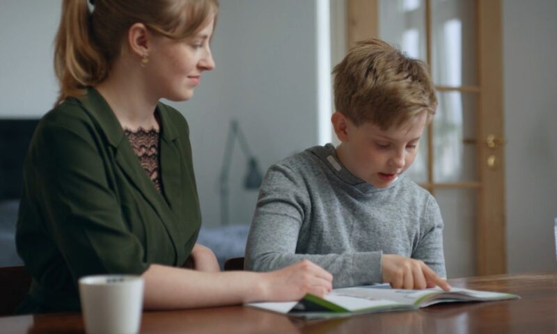 defektolog pomaže detetu da lakše savlada zadatak