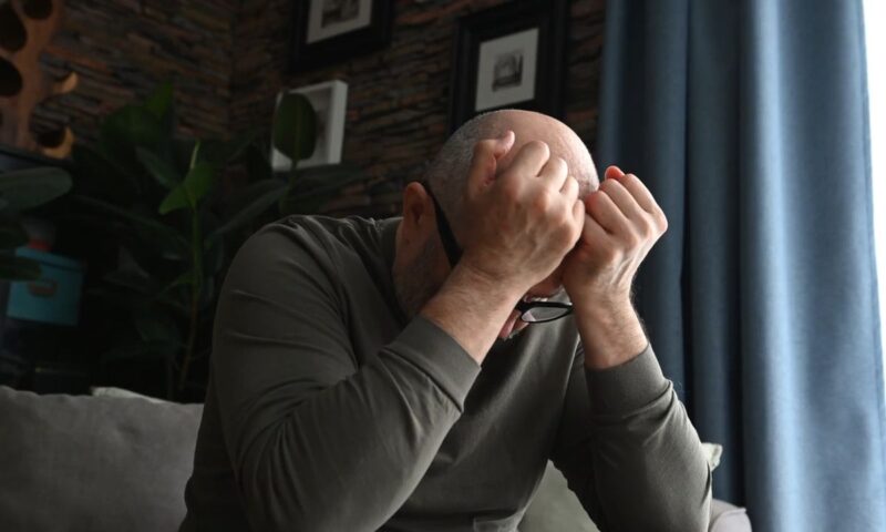 prikaz čoveka koji pati od stresa, drži se za glavu