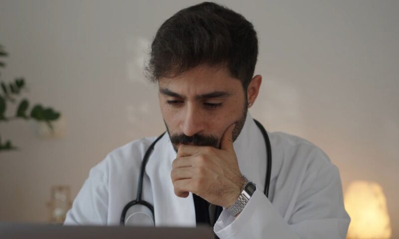 lekar gleda u laptop