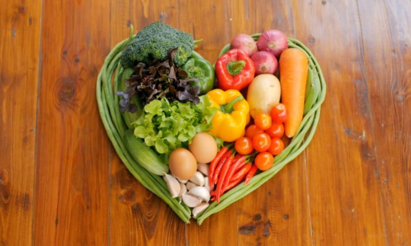 prikaz povrća i jaja na drvenom stolu