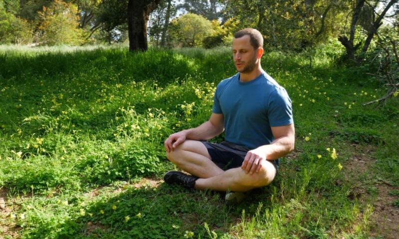 momak meditira u prirodi