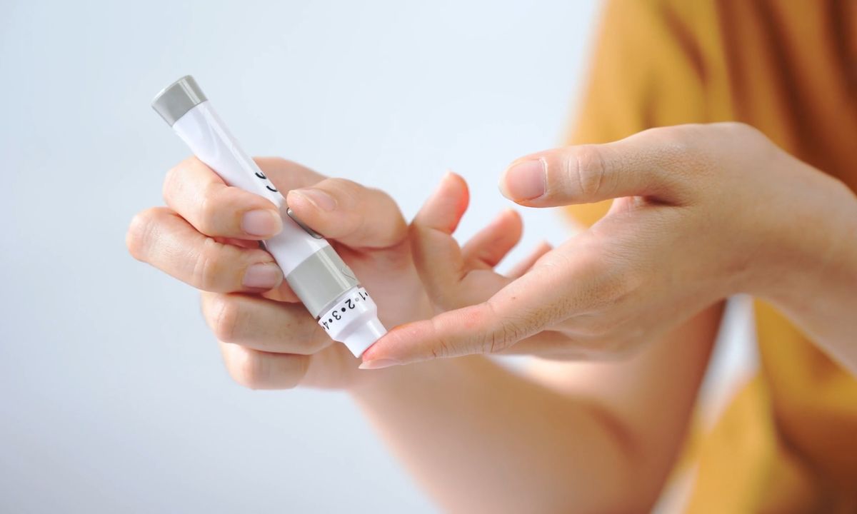 devojka meri sebi šećer