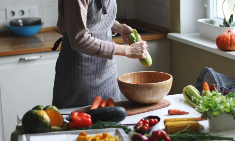 osoba sprema zdrav obrok za dijabetičare