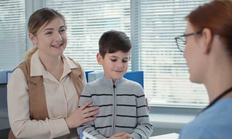 dete sa sestrom na pregledu kod defektologa